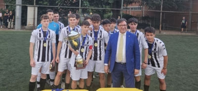 Lascaris festeggia la vittoria con la coppa