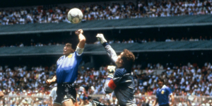 È stata la mano di Dio: calcio, poesia e pensiero magico, una bellissima pietra d’inciampo