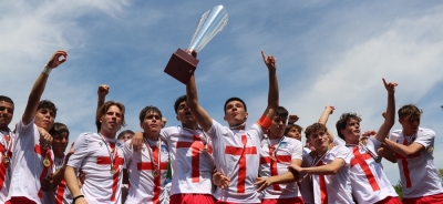 Christian Mancino con la coppa del Torneo della Regioni